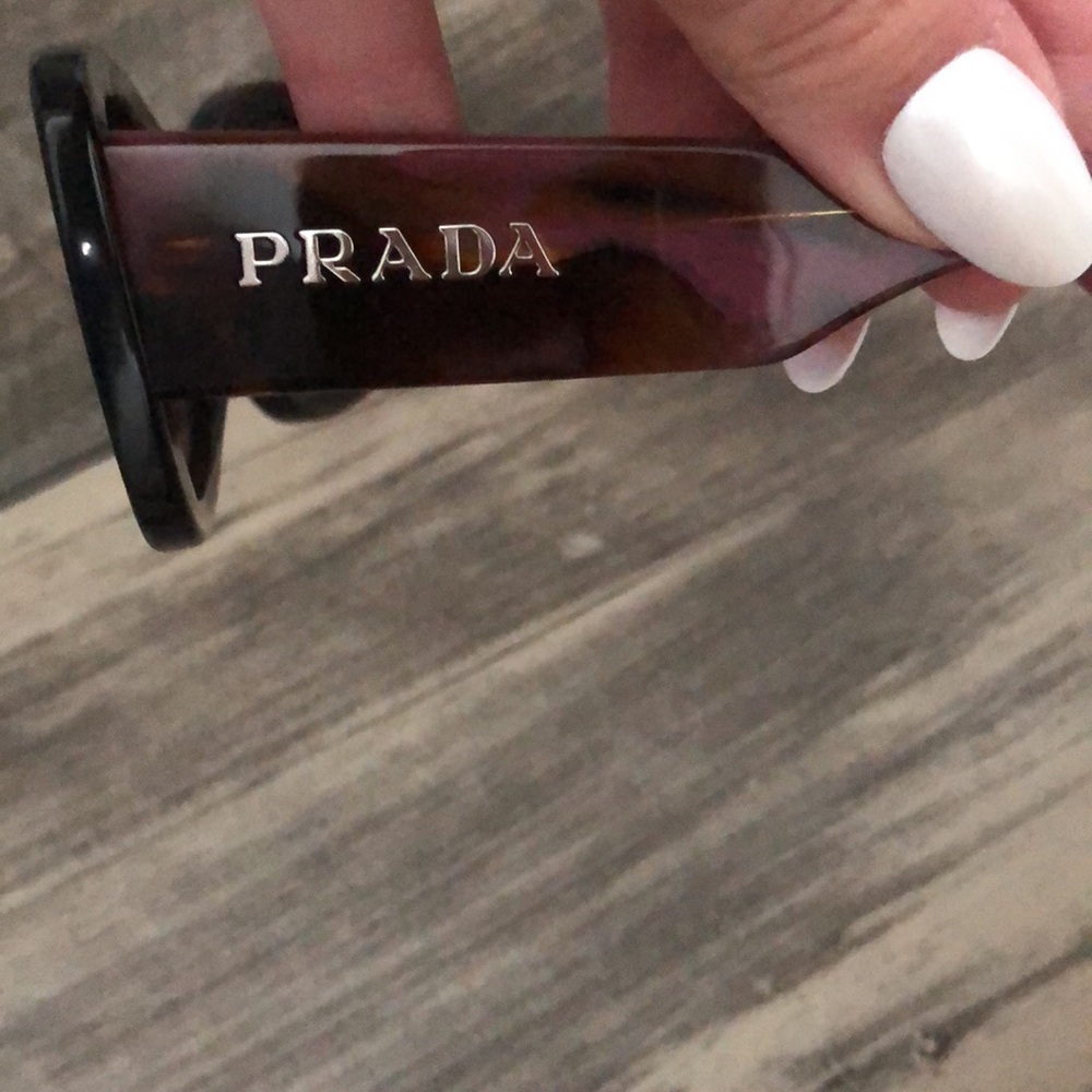 Prada sunglasses comes with a case not a Prada case - Picture 4 of 7